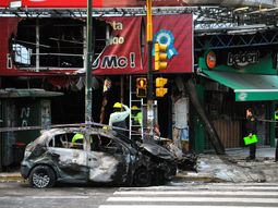 Se metió con el auto en un local de comida: ocho heridos