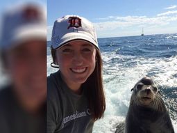 Raylin (la de la izquierda) le agradeció el saludo a su papá