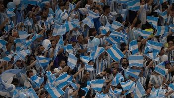 La medida se enmarca en el programa Tribuna Segura, que resolvió que las personas incluidas en registros de deudores alimentarios no podrán ingresar a los estadios de fútbol en el país. La medida se enmarca en el programa Tribuna Segura, que resolvió que las personas incluidas en registros de deudores alimentarios no podrán ingresar a los estadios de fútbol en el país.