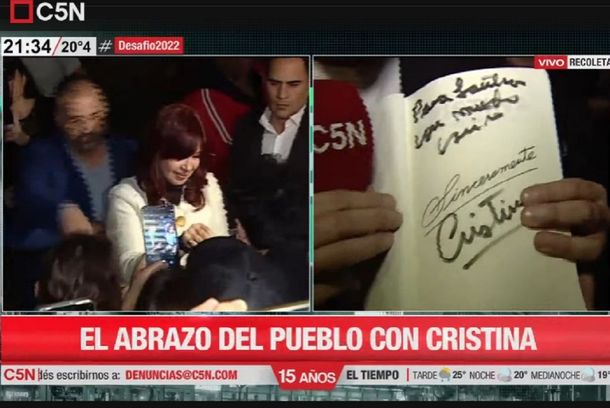Para Lautaro con mucho cariño: Cristina Kirchner le firmó Sinceramente al cronista de C5N