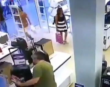 Una madre usa a su hija para robarse una computadora de un local