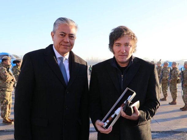 Rolando Figueroa le regaló a Javier Milei un cuchillo con el sello de la provincia de Neuquén