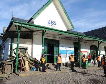 Descarriló un tren del Belgrano Sur y embistió contra un bar