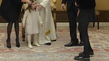 Macri y su familia con el papa Francisco en el Vaticano. Macri y su familia con el papa Francisco en el Vaticano.