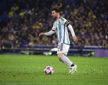 La reacción de Messi cuando le cantaron para que se ponga la de Boca