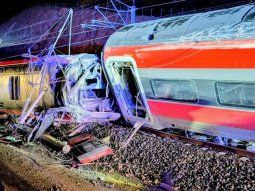 tragico descarrilamiento de trenes de alta velocidad en espana: hay mas de 25 muertos tragico descarrilamiento de trenes de alta velocidad en espana: hay mas de 25 muertos