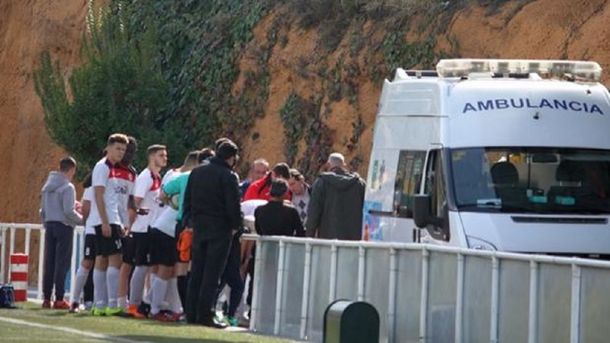 La ambulancia en la que fue evacuado el jugador de La Cañada (Foto: @AtcoMonachil)
