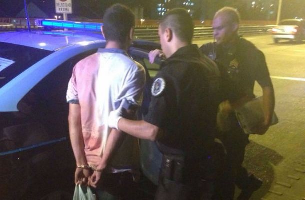 Un hombre mató a su hijo para librarlo del calvario y lo cargó en brazos en Puente Pueyrredón