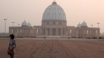el vaticano negro, una replica en costa de marfil el vaticano negro, una replica en costa de marfil