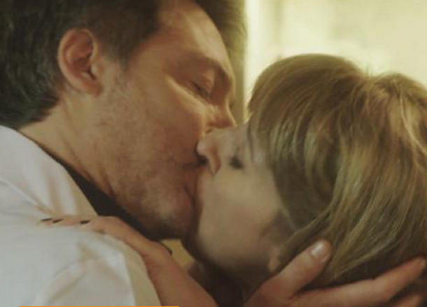 Silencios de familia: desopilante primer beso entre Adrián Suar y Florencia Bertotti