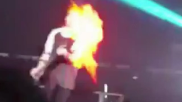 VIDEO: un cantante se prende fuego la cara en un recital