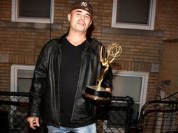 Encontró un Premio Emmy en el tacho de basura