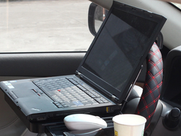 Por qué una notebook para teletrabajo cuesta más que un auto usado