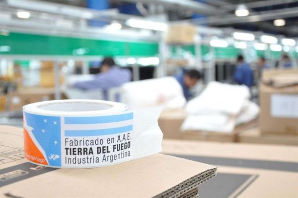 Los compradores podrán realizar hasta tres adquisiciones por año, con un tope de 3.000 dólares por envío. Los compradores podrán realizar hasta tres adquisiciones por año, con un tope de 3.000 dólares por envío.