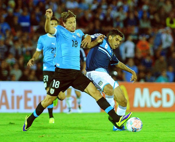 Uruguay superó a una deslucida Argentina y jugará el repechaje