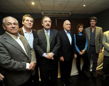 Legisladores opositores piden sistema de boleta única