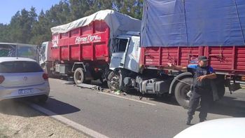 Choque múltiple de camiones en Panamericana: un chofer quedó atrapado en la cabina