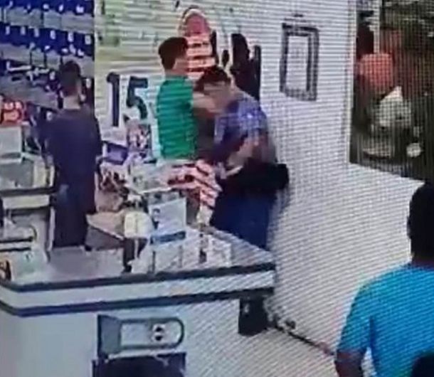 Neuquén: un joven se quiso ir sin pagar de un súper y noqueó a un policía