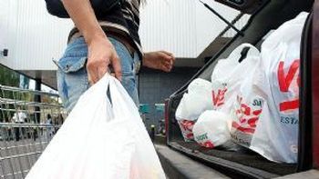 los supermercados cambiaran sus bolsas y comenzaran a cobrarlas