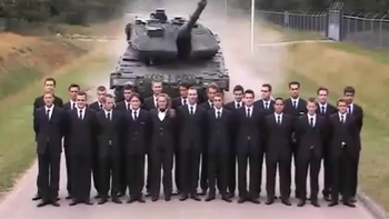 un grupo de soldados soporto, de espaldas, a un tanque de guerra a toda velocidad un grupo de soldados soporto, de espaldas, a un tanque de guerra a toda velocidad