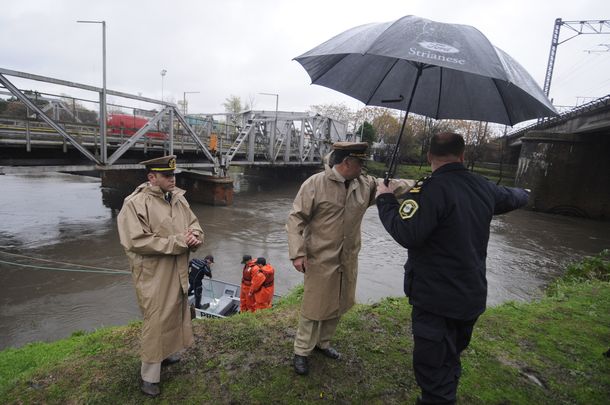 Un hombre y su hijo son los que cayeron con su auto al Riachuelo: no los hallan