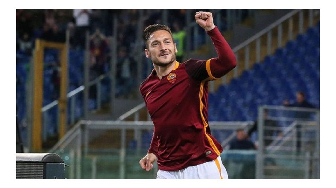 Hasta los 40 Francesco Totti renovó el contrato con la Roma por un nuevo año Hasta los 40 Francesco Totti renovó el contrato con la Roma por un nuevo año