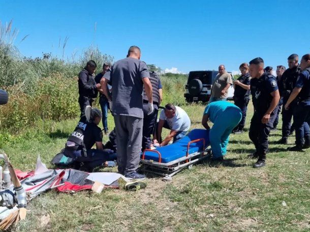 Un hombre de 69 años hacía parapente, se estrelló con un cableado eléctrico y murió