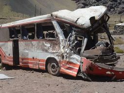 Volcó un micro en Mendoza y murieron 3 chicos - Crédito: losandes.com.ar