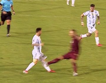 ¡Casi lo lesiona! La patada criminal a Lionel Messi