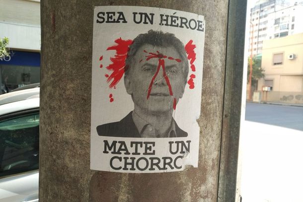 Sea un héroe, mate un chorro: los carteles que incitan a asesinar a Mauricio Macri