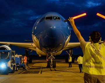 Vuela desde China otro lote con un millón de dosis de la vacuna de Sinopharm