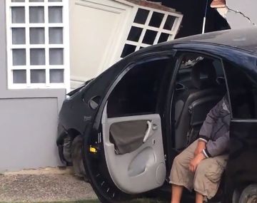 Un borracho se incrustó con un auto en una casa en La Plata y se quedó dormido