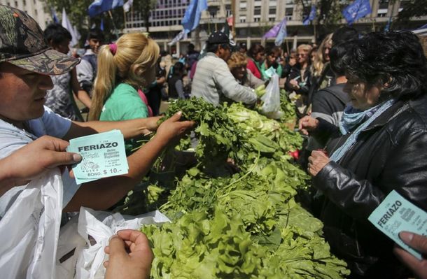 Acorralados por la crisis, productores rematan frutas y verduras a $10 el kilo