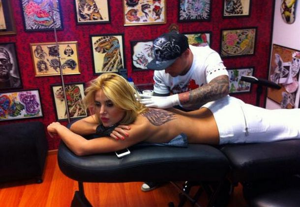 Jésica Cirio impactó con un enorme tatuaje en forma de alas en su espalda