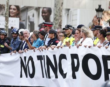 Miles de personas manifiestan su rechazo al terrorismo en Barcelona