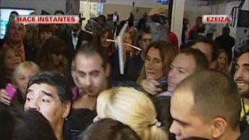 Maradona llegó a Ezeiza con su novia, Rocío Oliva Maradona llegó a Ezeiza con su novia, Rocío Oliva