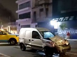 La camioneta impactó la parte frontal del colectivo.