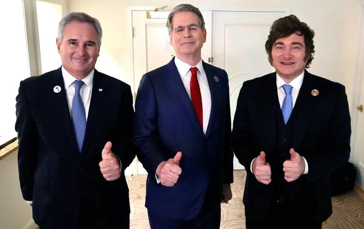 Pablo Quirno, Scott Bessent y Javier Milei.