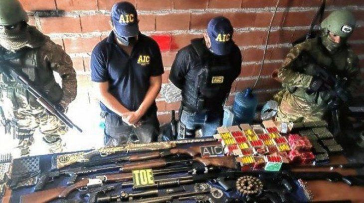Cayó una banda  de policías que proveía armas de guerra a delincuentes de Rosario