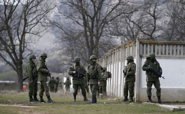 Recrudece la tensión en Crimea: tropas rusas ocuparon una base militar ucraniana