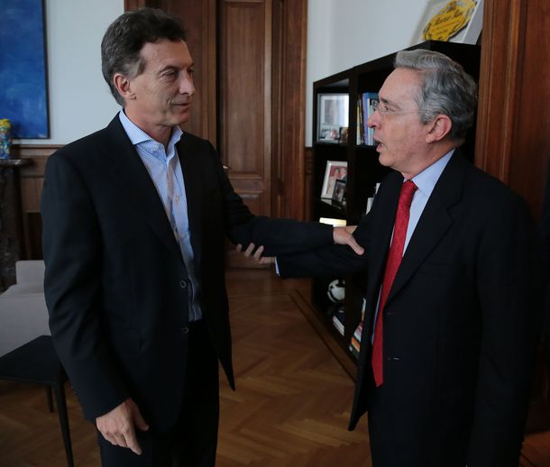 Un ex presidente de Colombia, con Massa y Macri