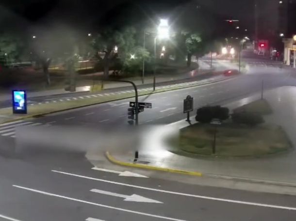 San Telmo: un taxista alcoholizado manejó por el Metrobús y chocó contra un poste de luz