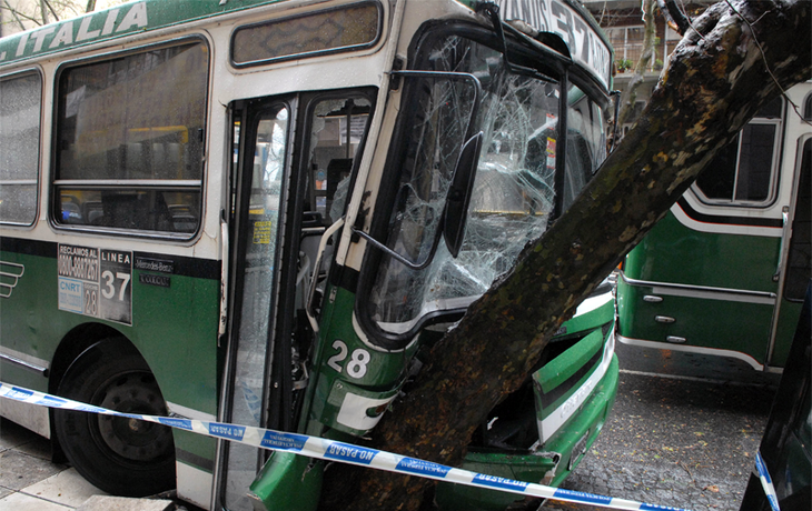 Chocó un colectivo en Recoleta: cinco heridos