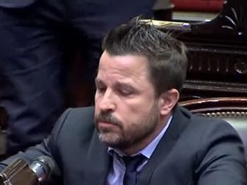 Denuncian que el diputado Martín Tetaz atropelló a una delivery