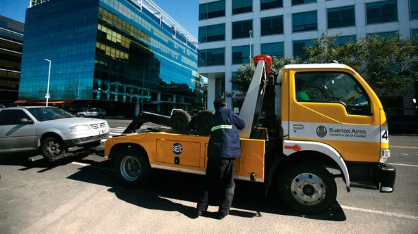 Ojo dónde estacionás: la Ciudad busca reactivar el plan para que vuelvan las grúas