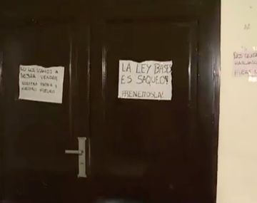 Sturzenegger iba a dar una charla en la UBA pero se bajó por los carteles de los alumnos