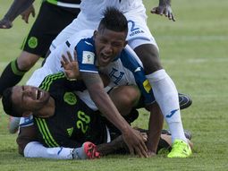 Espeluznante lesión de un futbolista hondureño en el partido ante México