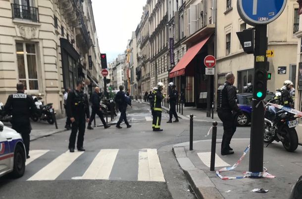 París: un hombre armado tomó a rehenes y amenaza con una bomba