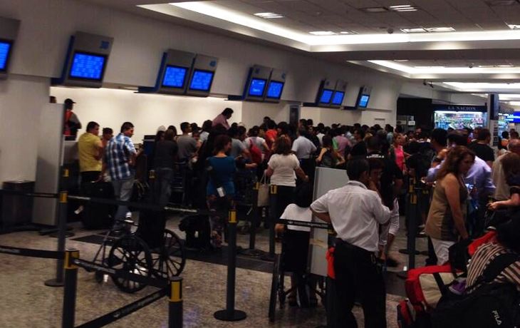 Piden a pasajeros averiguar sobre su vuelo antes de salir