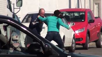 filman brutal golpiza de una mujer a su pareja filman brutal golpiza de una mujer a su pareja